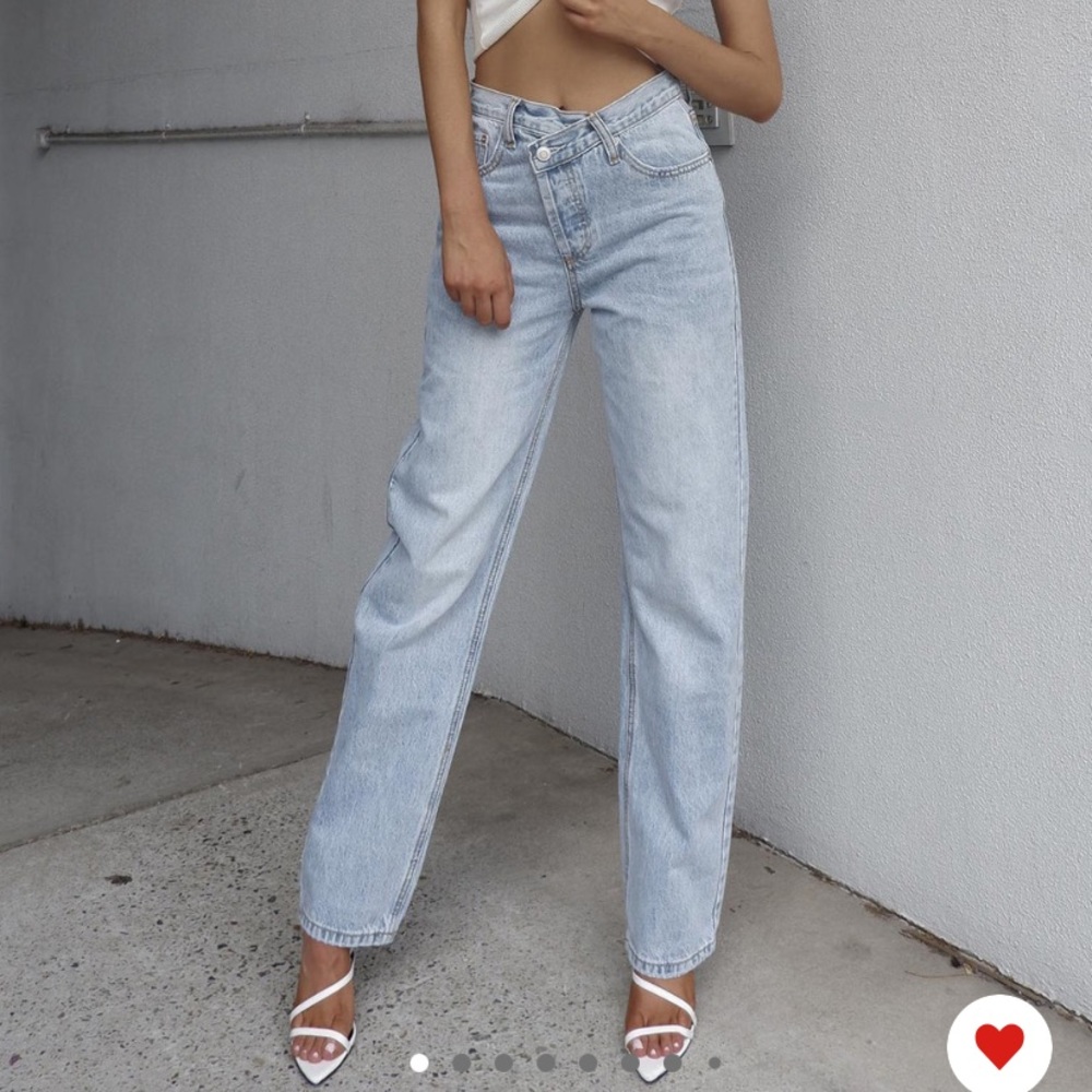 Holly asymmetric straight leg jeans. Light blue.